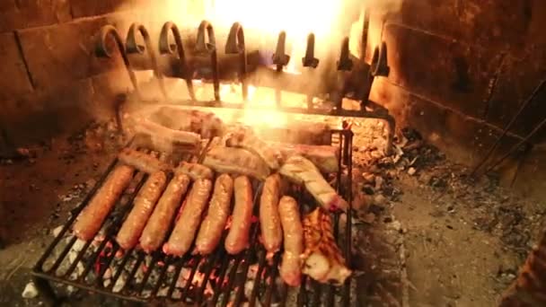 Saucisses et côtes levées au barbecue dans la cheminée — Video