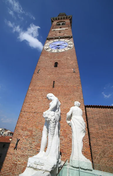 Starověké hodinová věž Palladiana Basilica v Vicenza ita — Stock fotografie