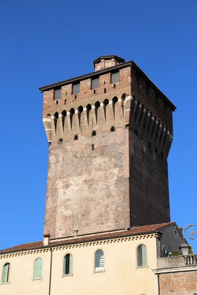 Rött tegel medeltida torn i den historiska italienska staden — Stockfoto