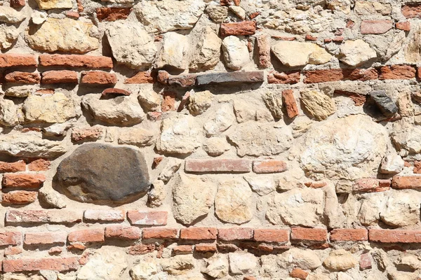 Vägg av stenar och rött tegel med kalk och cement — Stockfoto