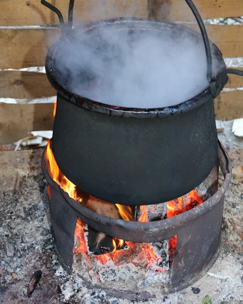 Hrnec s ohně a kouře — Stock fotografie