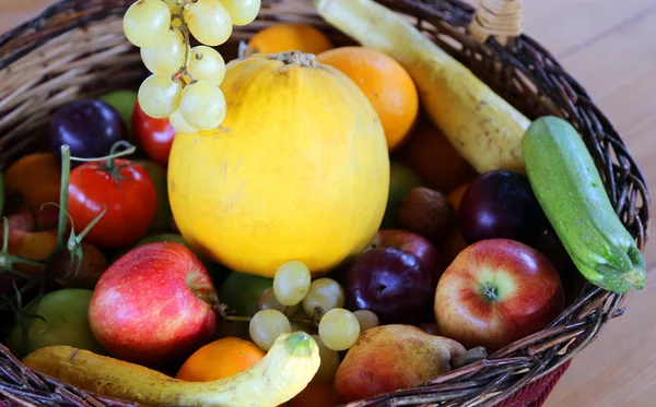 Mand met veel vers fruit in de herfst-en winterseizoen — Stockfoto