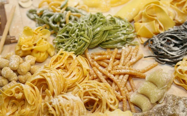 Spaghetti homemade and other size fresh pasta — Stock Photo, Image