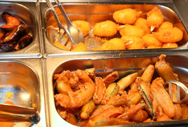 Bandeja con alimentos fritos y camarones fritos en el restaurante ta — Foto de Stock