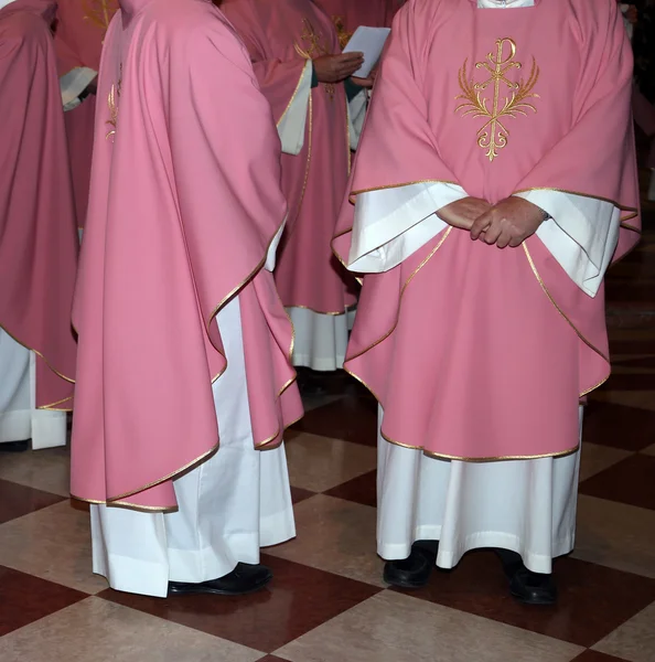 Prêtres avec soutane à l'église pendant la messe — Photo