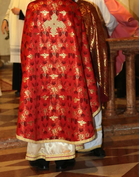 Sacerdote con sotana en la iglesia durante la Santa Misa — Foto de Stock
