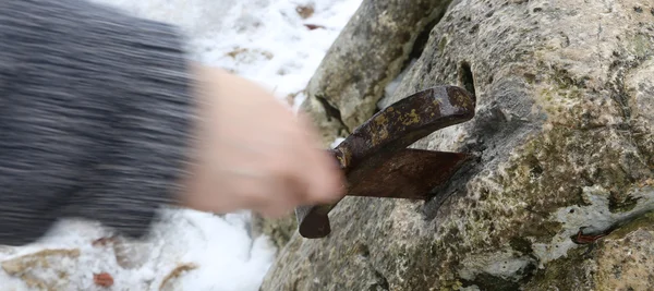 Cavaleiro tenta remover a espada Excalibur na pedra — Fotografia de Stock