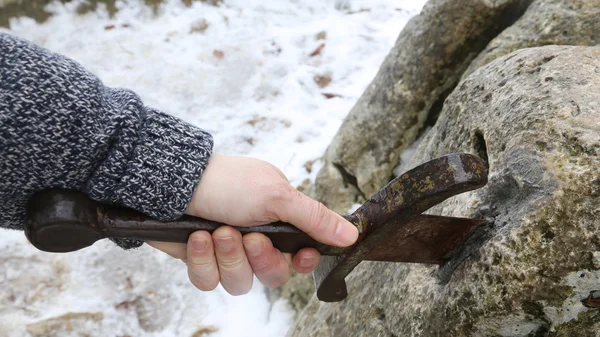 Caballero trata de quitar la espada Excalibur en la piedra —  Fotos de Stock