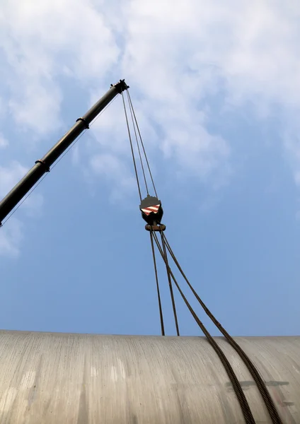 Polia com cabos de aço para levantar cargas durante o carregamento — Fotografia de Stock
