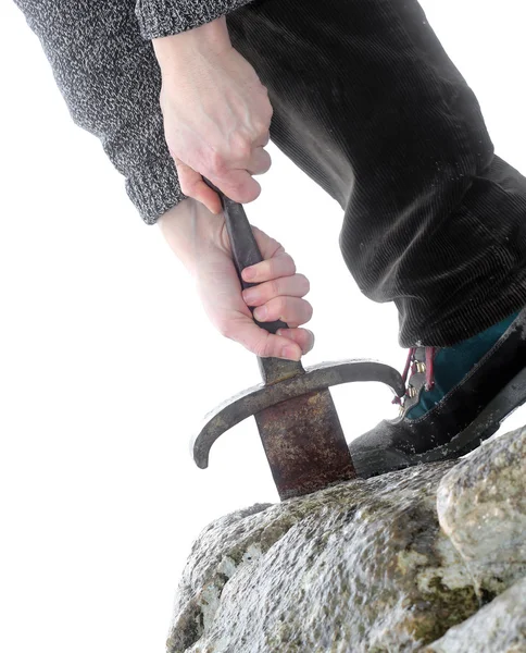Caballero trata de quitar la espada Excalibur en la piedra — Foto de Stock