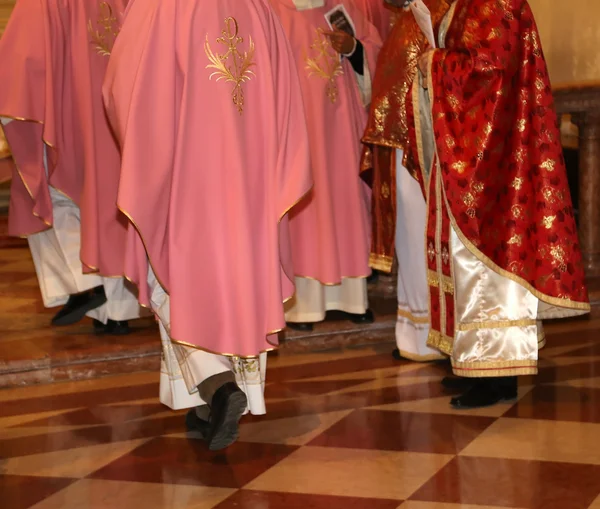 Sacerdotes com batina na igreja durante a Santa Missa — Fotografia de Stock