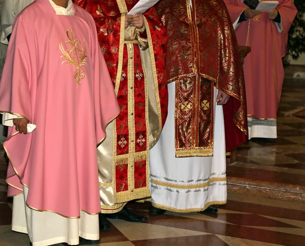 Priester in der Kirche während der Messe — Stockfoto