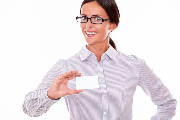 Sorrindo morena empresária com cartão de visita — Fotografia de Stock