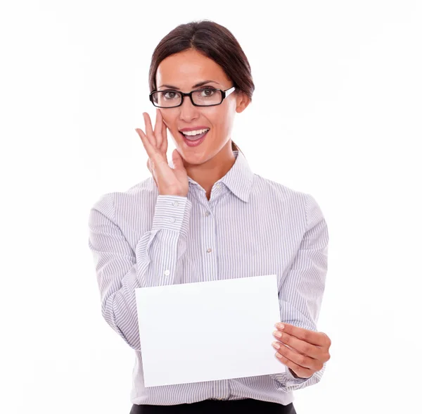 Morena mujer de negocios con letrero en blanco — Foto de Stock