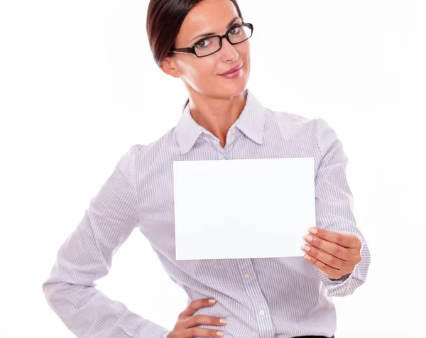 Empresária sorridente com uma tabuleta em branco — Fotografia de Stock