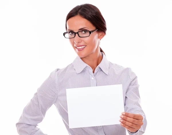 Mujer de negocios sonriente con letrero en blanco —  Fotos de Stock