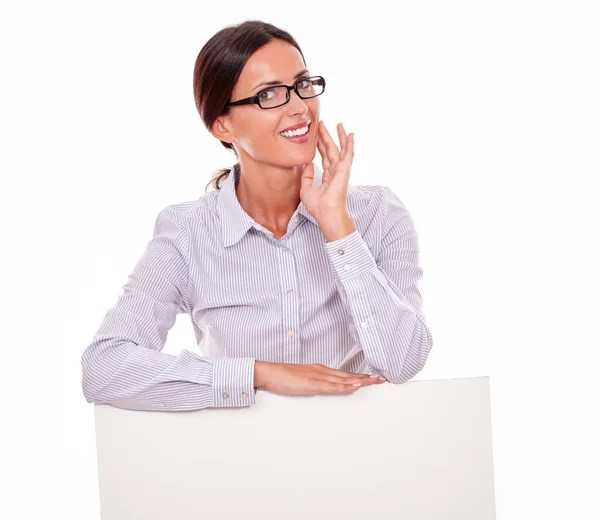 Mujer de negocios sonriente sosteniendo pancarta —  Fotos de Stock