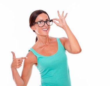 parmak ile işaret güzel kadın