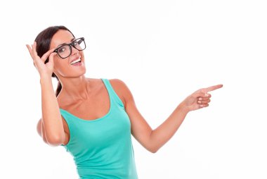 parmak ile işaret esmer kadın