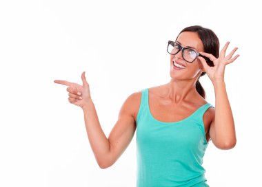 işaret gözlüklü esmer kadın