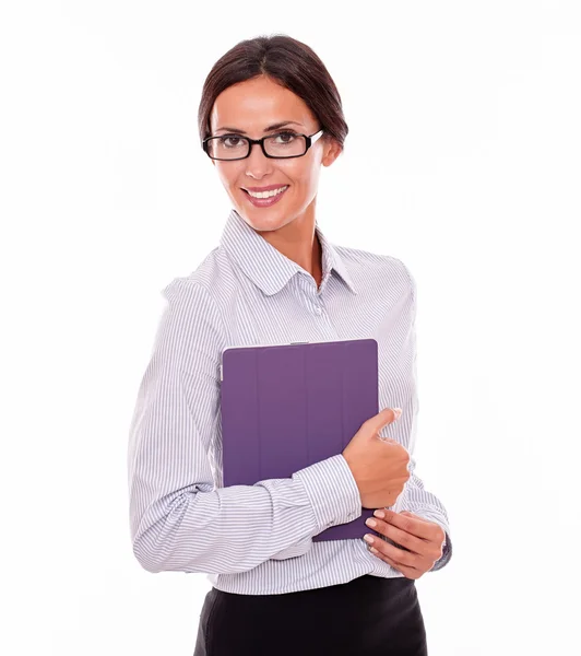 Jovem empresária carregando tablet — Fotografia de Stock