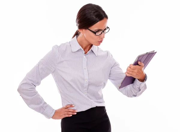 Joven mujer de negocios usando tableta —  Fotos de Stock