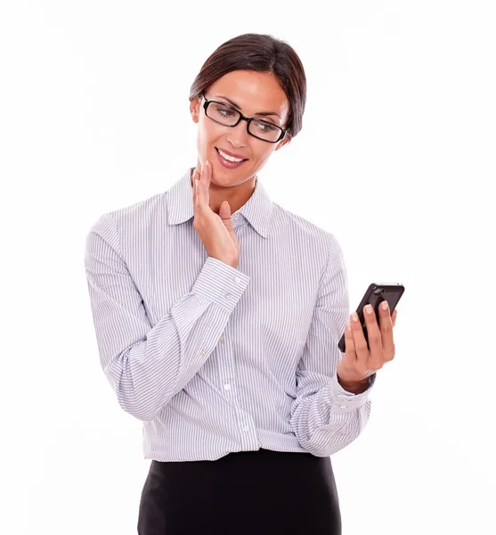 Jonge zakenvrouw met mobiele telefoon — Stockfoto
