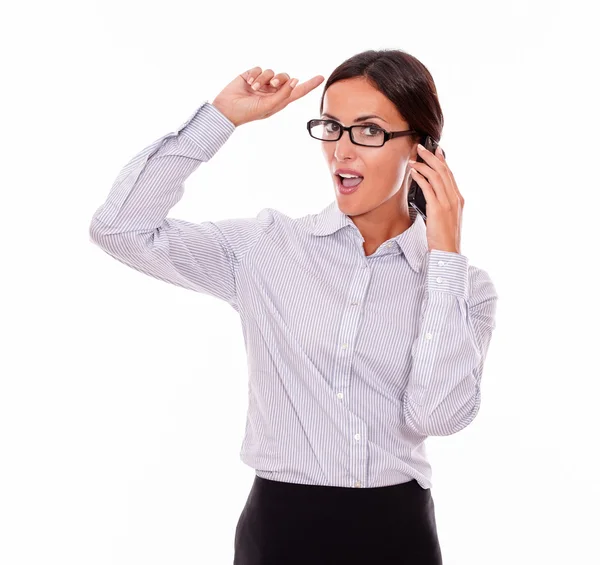 Jonge zakenvrouw met mobiele telefoon — Stockfoto