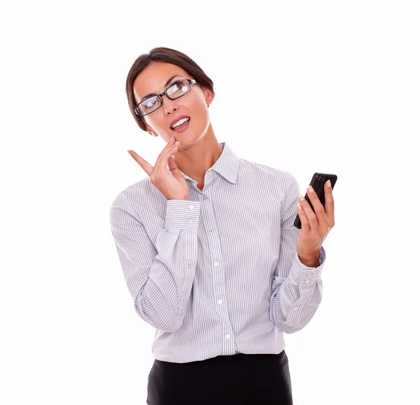Jonge zakenvrouw met mobiele telefoon — Stockfoto