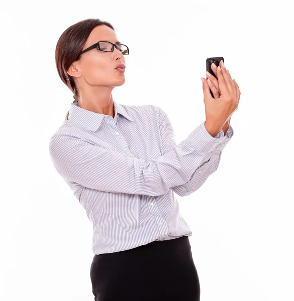 Jonge zakenvrouw met mobiele telefoon — Stockfoto