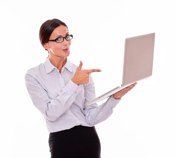 Joven mujer de negocios con portátil — Foto de Stock