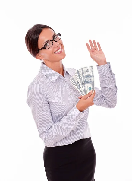 Nöjd och leende affärskvinna hålla pengar — Stockfoto