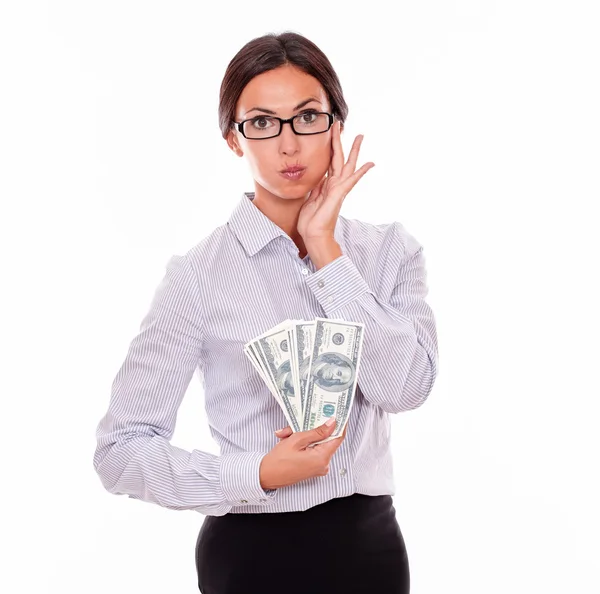 Mujer sorprendida mostrando dinero — Foto de Stock