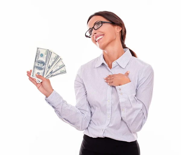 Mujer de negocios sonriente pensativa con dinero — Foto de Stock