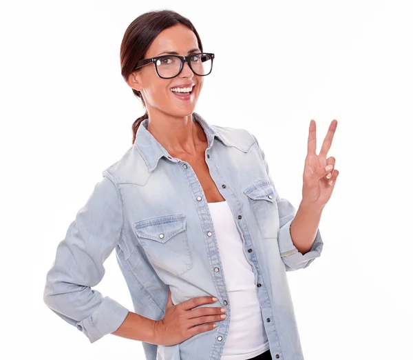 Mujer mostrando señal de victoria — Foto de Stock