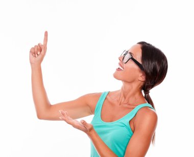 kopya boş alana işaret eden kadın