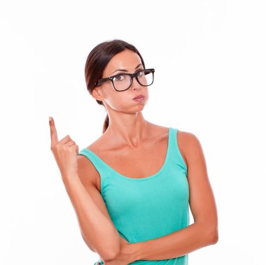 kopya boş alana işaret eden kadın