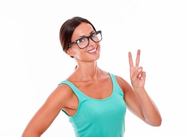 Gülümseyen kutluyor yetişkin kadın  