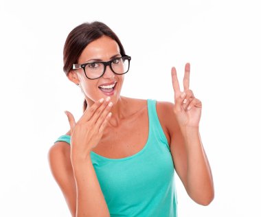 Gülümseyen kutluyor yetişkin kadın  