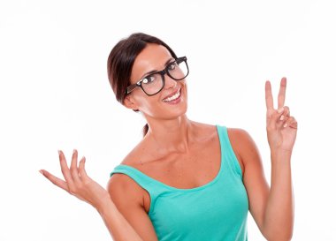 Gülümseyen kutluyor yetişkin kadın  