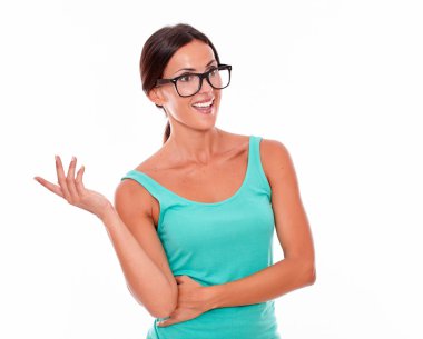 Gülümseyen esmer kadın.  