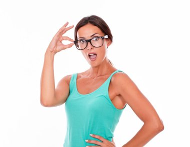 Şok kadın gözlüklerini dokunmadan