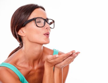 Yetişkin Kafkas kadın üfleme öpücük