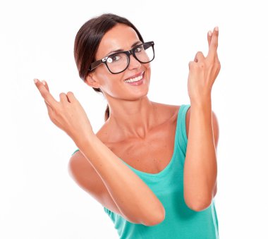 Parmakları çapraz genç kadın