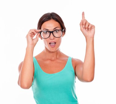 yukarı doğru işaret eden genç bir kadın