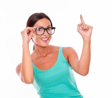 yukarı doğru işaret eden genç bir kadın