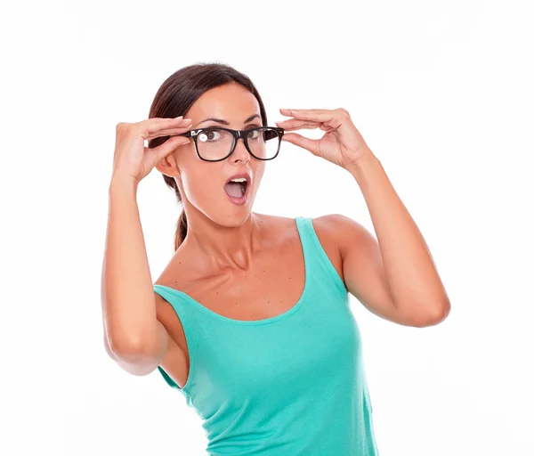 Mujer sorprendida sosteniendo sus gafas —  Fotos de Stock