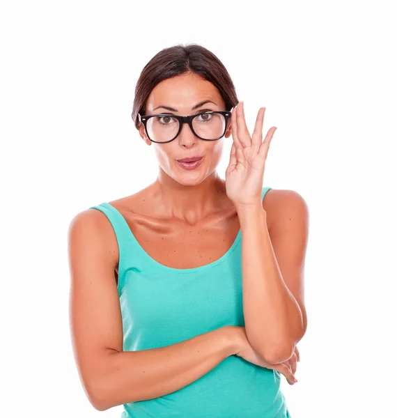 Verirrte Frau berührt ihre Brille — Stockfoto