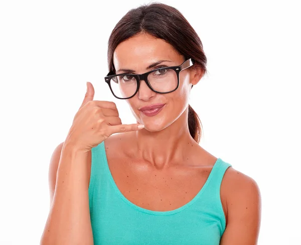 Vrouw gebaren bellen op telefoon — Stockfoto