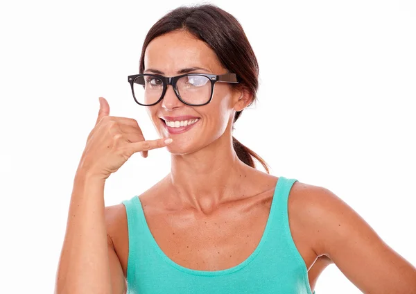 Mujer haciendo gestos llamando por teléfono — Foto de Stock